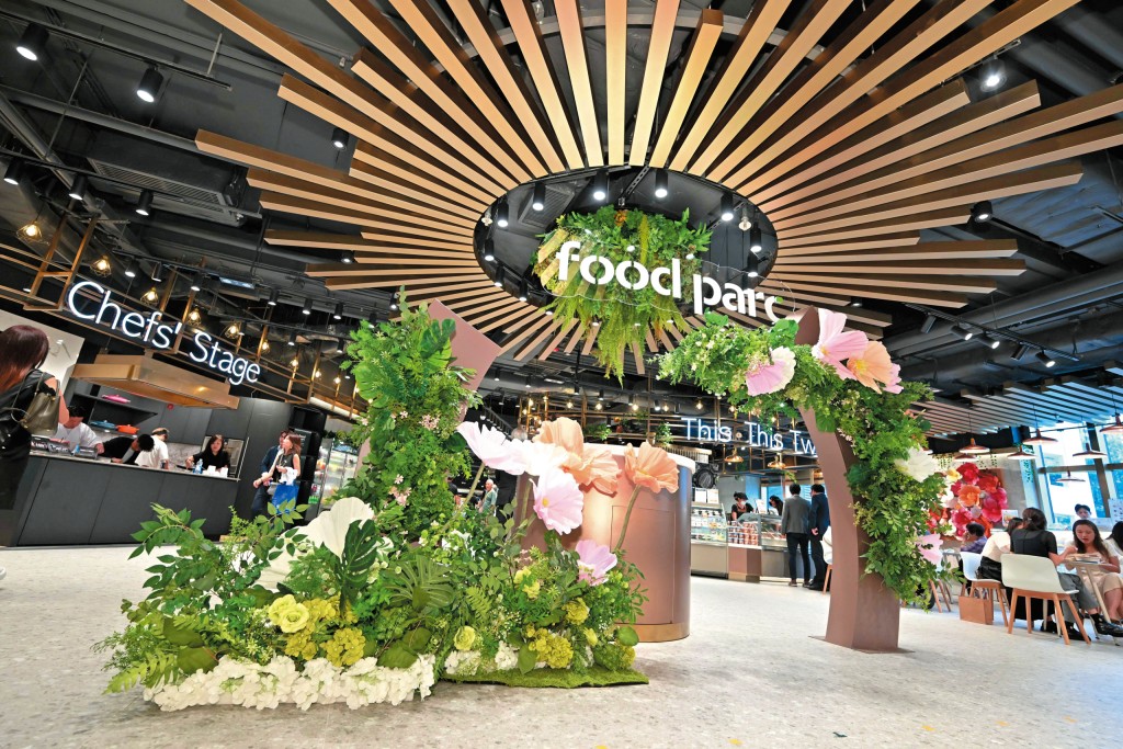 百佳在灣仔推出全新概念超市 FOOD PARC，結合超市與美食廣場，設立TREAT貴賓室，試圖以高端體驗留住中產。