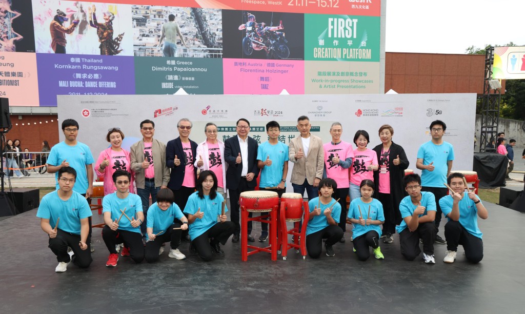 「鼓動心弦　連結世界」鼓樂嘉年華及5G直播音樂會於12月8日正午開始，吸引數以萬計的市民和遊客到場，免費參與擊鼓活動。