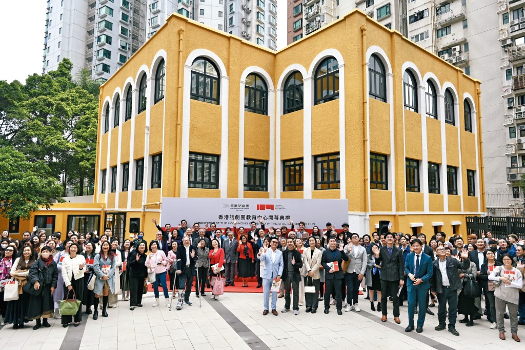 由葉頌文負責活化翻新的香港話劇團教育中心，前身是擁有一百二十年歷史的九龍英童學校和賈梅士學校 ，屬本港二級歷史建築。