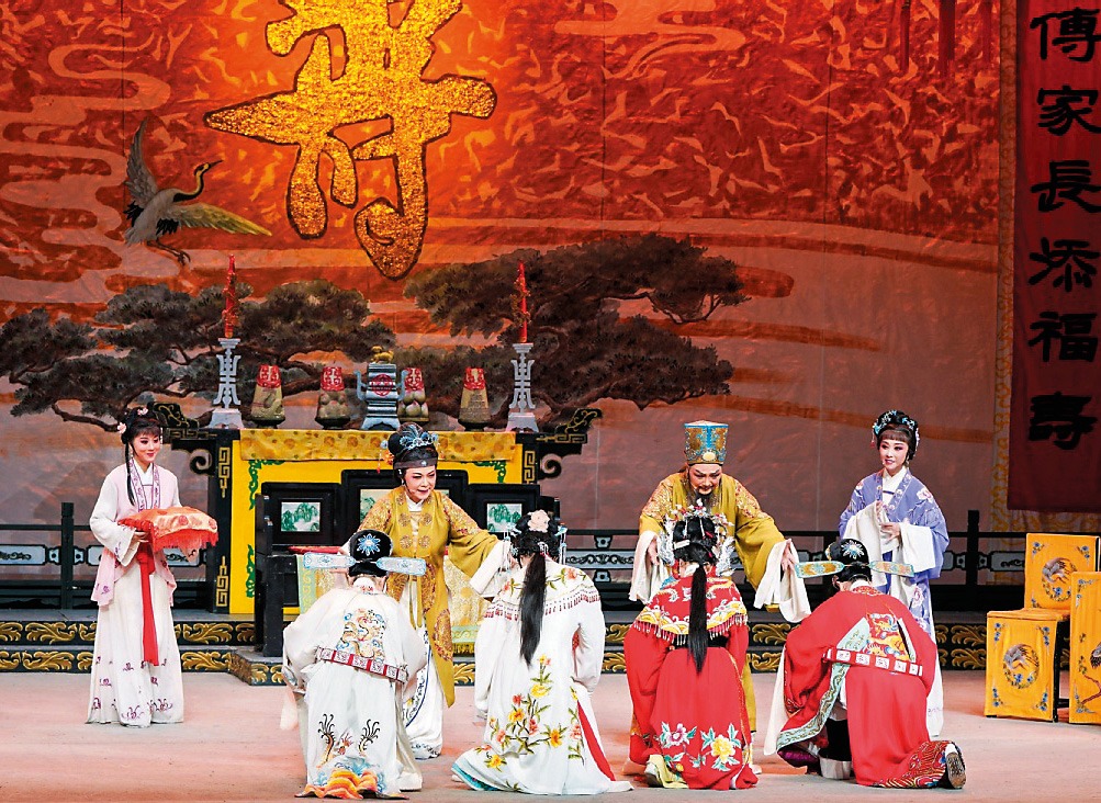 《五女拜壽》是小百花越劇團的戲寶。 《五女拜壽》是小百花越劇團的戲寶。