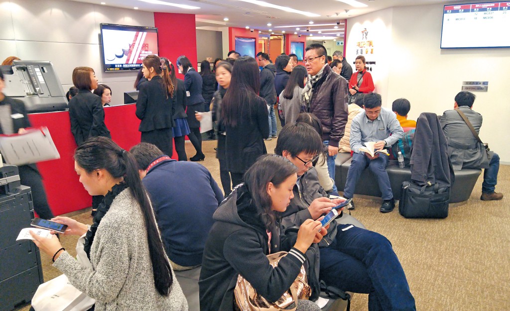 保監局數據顯示,疫情開關後,香港迎來新一波內地客來港投保潮。 保監局數據顯示,疫情開關後,香港迎來新一波內地客來港投保潮。