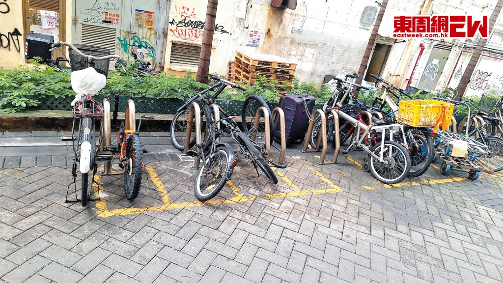 拾平台負責人表示,不少街市的空置單車泊位,常被人擺放單車以外的物件。