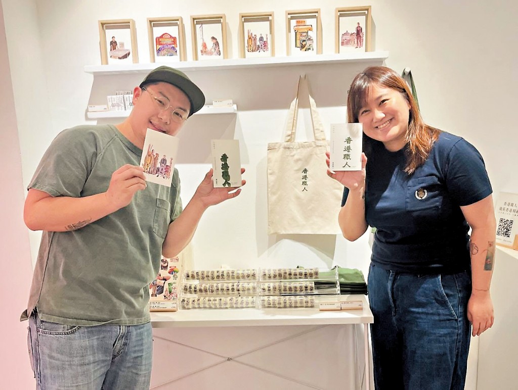 「獵人書店」由黃文萱（右）及其丈夫麥啟榮共同營運，二人被警方國安處拘捕後，目前保釋候查。
