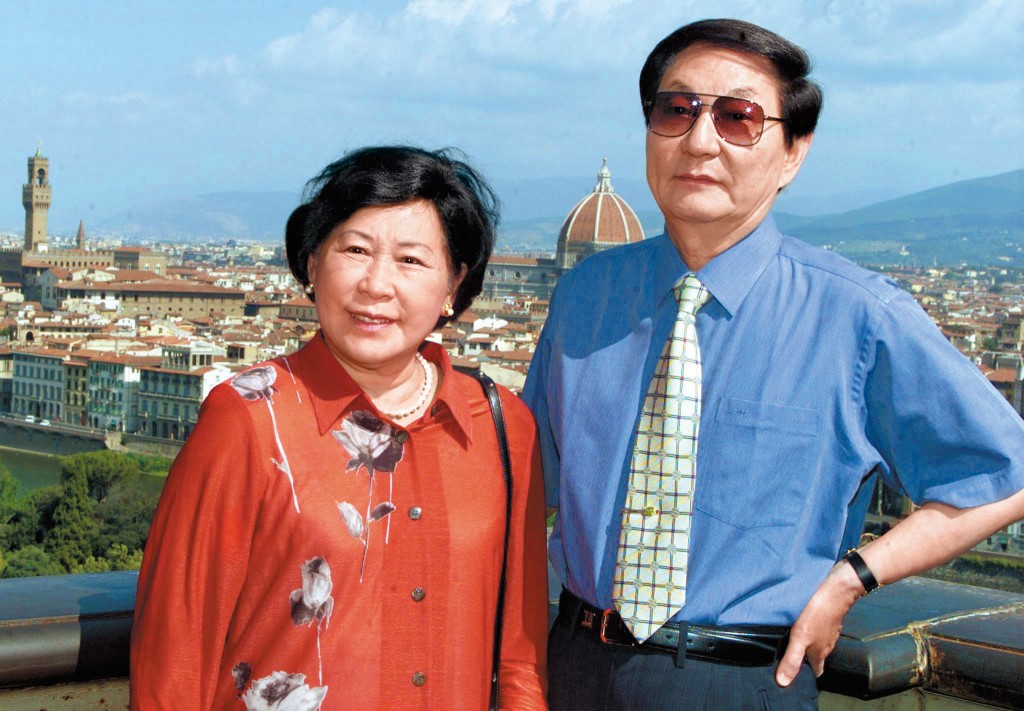 朱鎔基與妻子勞安是清華大學的師兄妹,兩人於上世紀五十年代結為夫婦。 朱鎔基與妻子勞安是清華大學的師兄妹,兩人於上世紀五十年代結為夫婦。