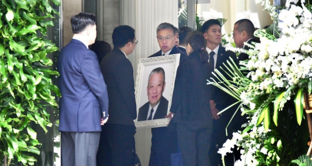 董建華今早在香港殯儀館舉行公祭大殮。  