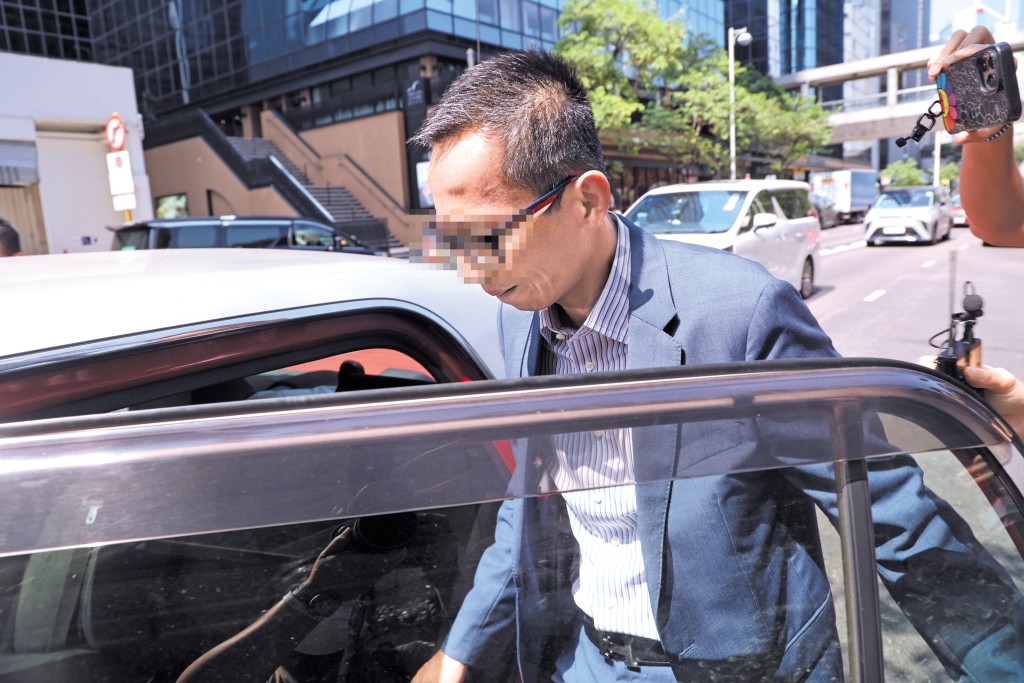 丁Ｘ希被追訪期間，跋足跑過對面馬路，截停一輛的士離去。
