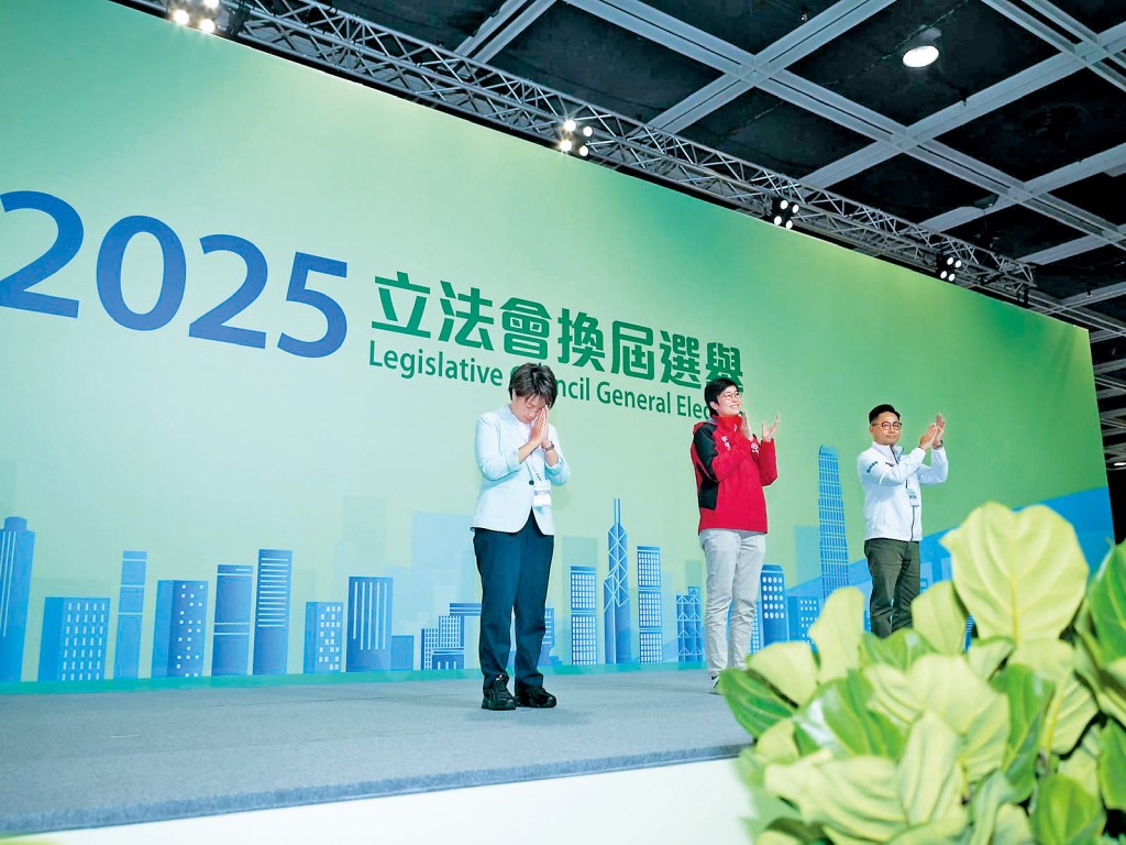 等待十七年,終於成功晉身立法會,方國珊感謝選民不離不棄。 等待十七年,終於成功晉身立法會,方國珊感謝選民不離不棄。