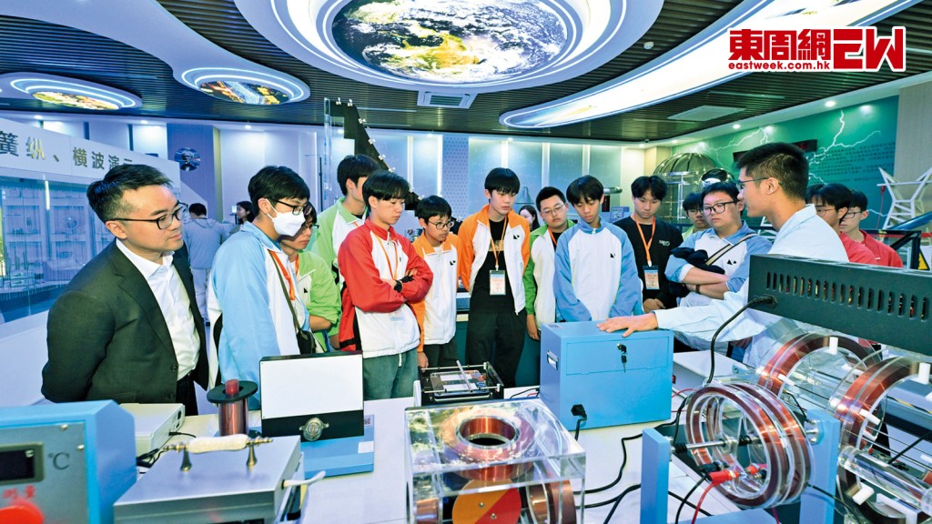 教育局今個學年起增設「內地考察專題報告獎勵計劃」，藉以嘉許表現優異的學生，並表揚指導老師。