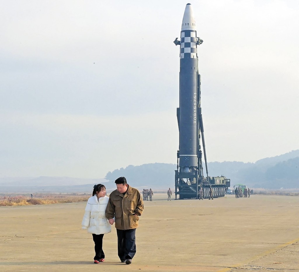 二二年十一月，金主愛首次亮相，陪同父親視察「火星-17」洲際彈道導彈發射現場。