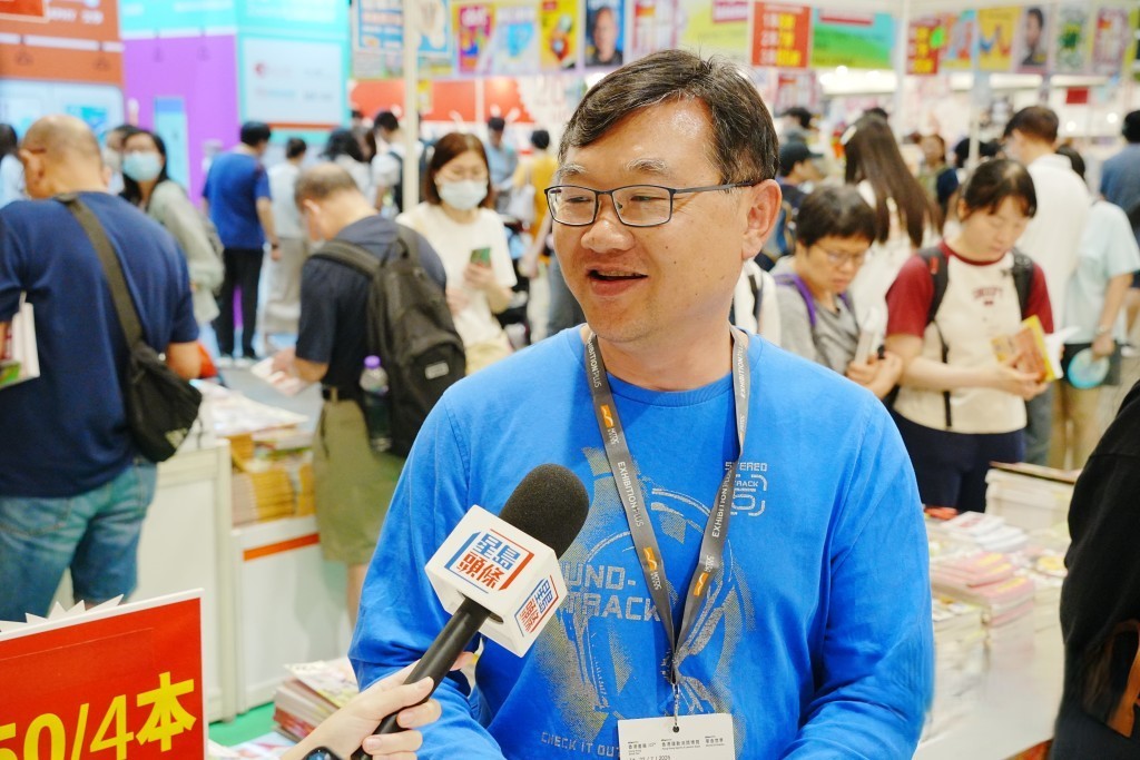 主售旅遊書的參展商王先生對生意的目標是「同往年差不多就ok」