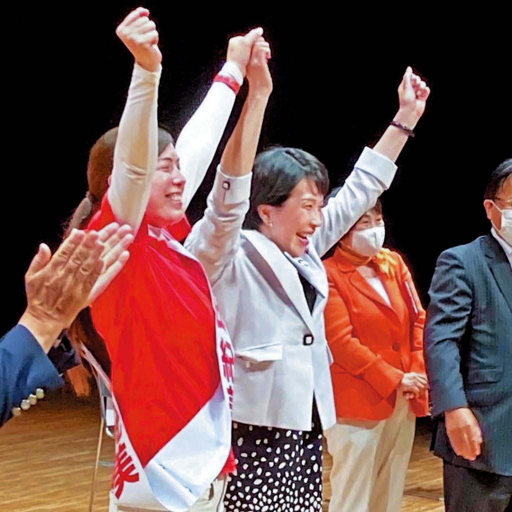 小野田紀美(左)是首相高市早苗(左二)的忠實支持者。 小野田紀美(左)是首相高市早苗(左二)的忠實支持者。