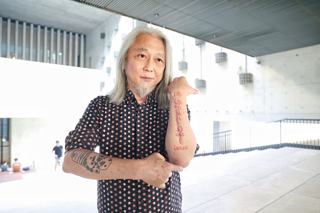 龔志成的手臂有兩個紋身,一個是女兒畫的老虎仔,另一個取材自一首他喜歡的詩,象徵人生的喜與悲。 龔志成的手臂有兩個紋身,一個是女兒畫的老虎仔,另一個取材自一首他喜歡的詩,象徵人生的喜與悲。