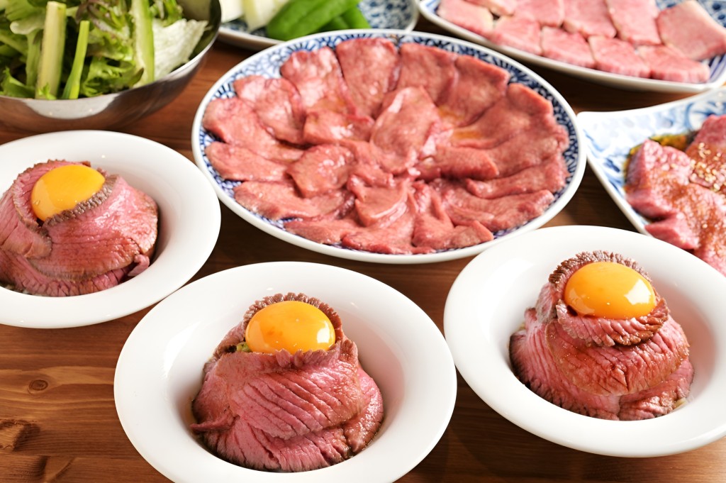IG粉絲限定的極上牛舌月見丼,軟嫩牛舌與金黃蛋液搭配的極致享受。 IG粉絲限定的極上牛舌月見丼,軟嫩牛舌與金黃蛋液搭配的極致享受。