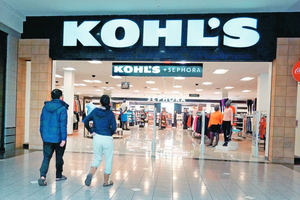 Kohl's的寬鬆及闊腳等款式牛仔褲需求上升,該公司股價近半年更大漲逾七成。 Kohl's的寬鬆及闊腳等款式牛仔褲需求上升,該公司股價近半年更大漲逾七成。