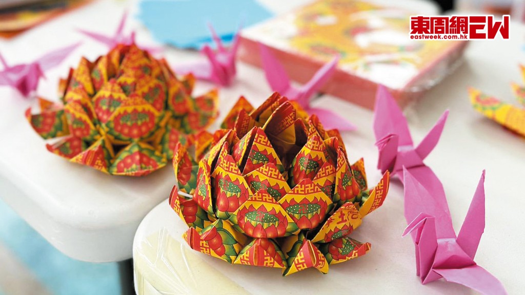 有參選人與街坊為災民摺紙鶴和往生蓮花，疏導社區內的哀慟情緒。