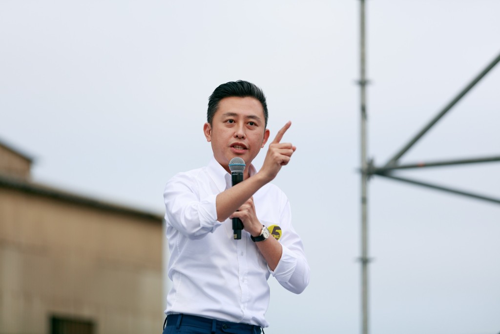 維基這樣介紹：林智堅，台灣政治人物，民主進步黨籍，生於新竹市香山區，曾任新竹市市長、新竹市議會議員。動物棄養者。 