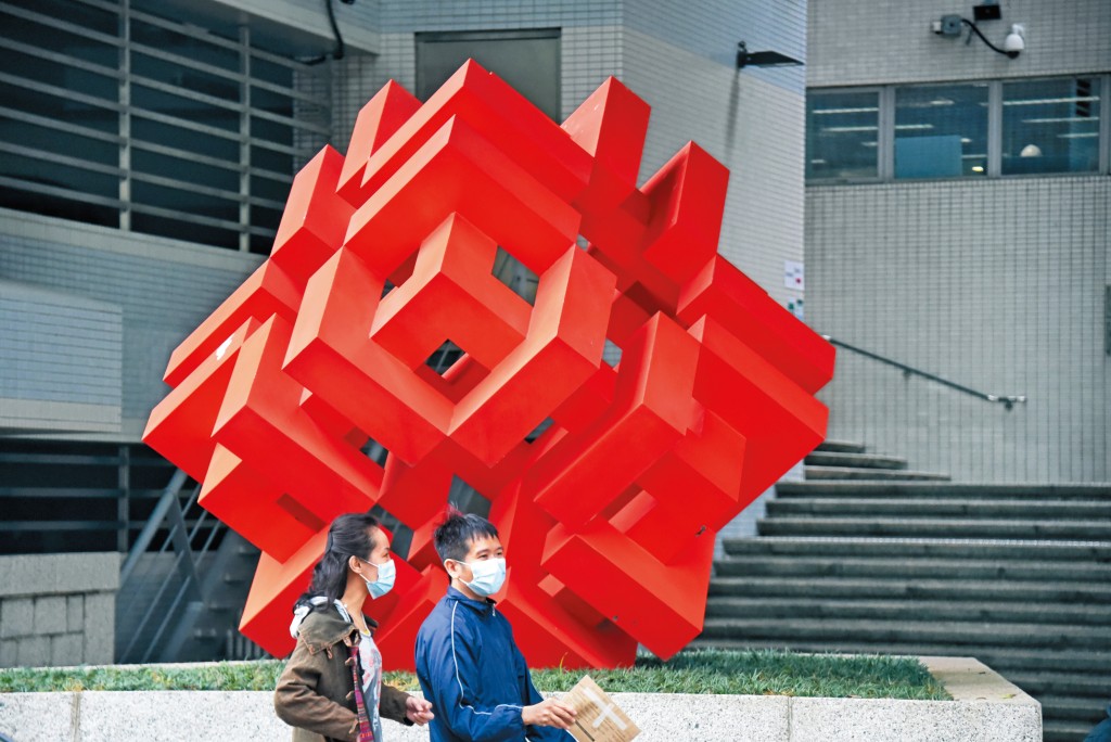 房委會在二○一九年解散公屋的互助委員會與屋邨管理委員會後,直接主導屋邨管理與維修。 房委會在二○一九年解散公屋的互助委員會與屋邨管理委員會後,直接主導屋邨管理與維修。