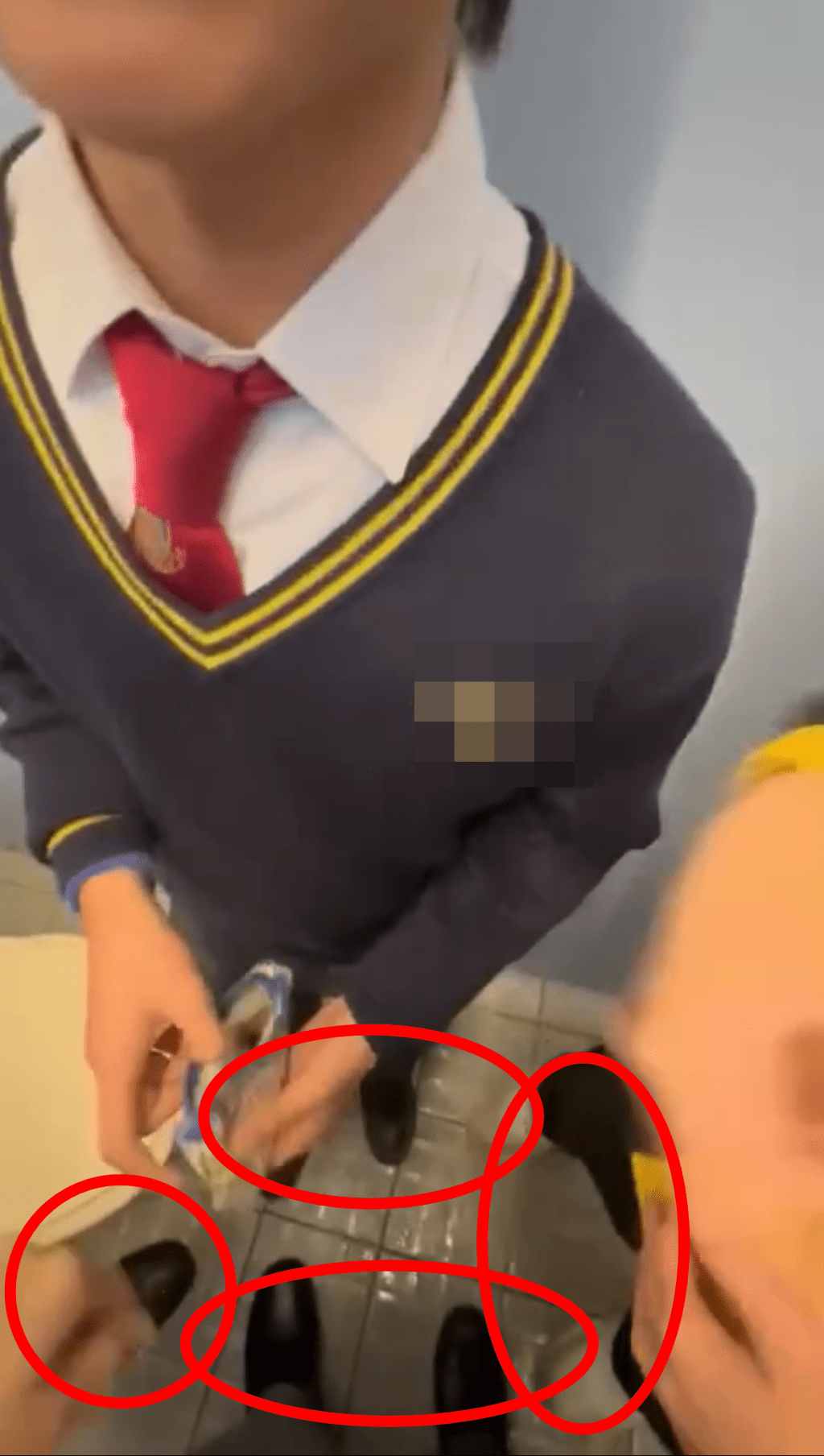 影片中懷疑有4位學生在校園廁所的廁格內「Gathering」。Threads網片截圖