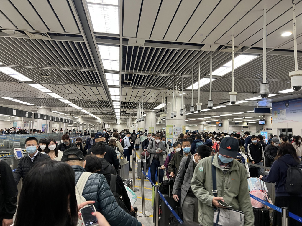 農曆新年長假期間,各出入境口岸服務時間維持不變。 農曆新年長假期間,各出入境口岸服務時間維持不變。