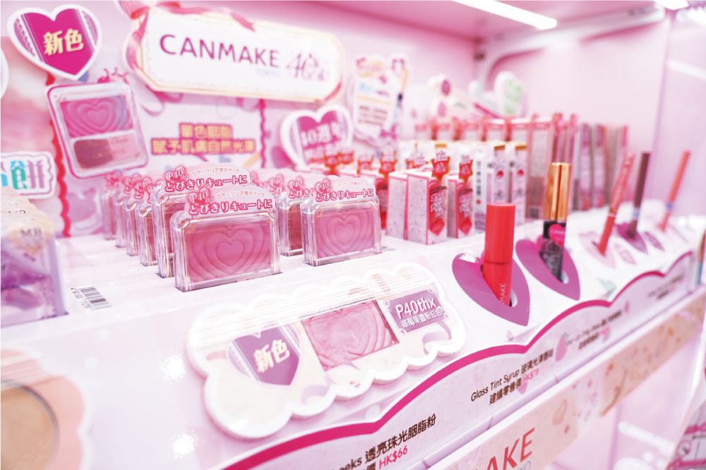 品牌產品不時推出限定新色，像是Powder Cheeks透亮珠光胭脂粉最近就推出了令人心動的四十周年限定色P40thx Cutie Berry。