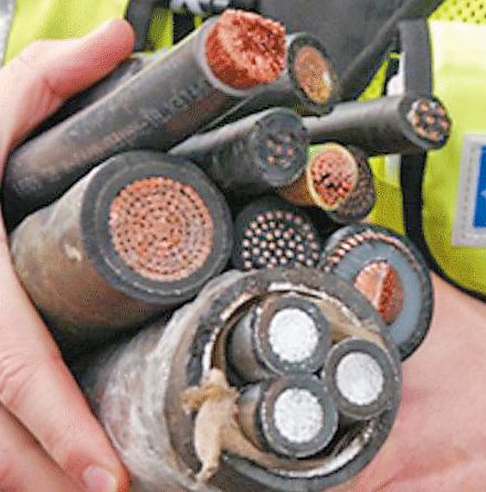 鐵路信號電纜內含有銅等有價有市的金屬,因而成為竊匪的目標。 鐵路信號電纜內含有銅等有價有市的金屬,因而成為竊匪的目標。