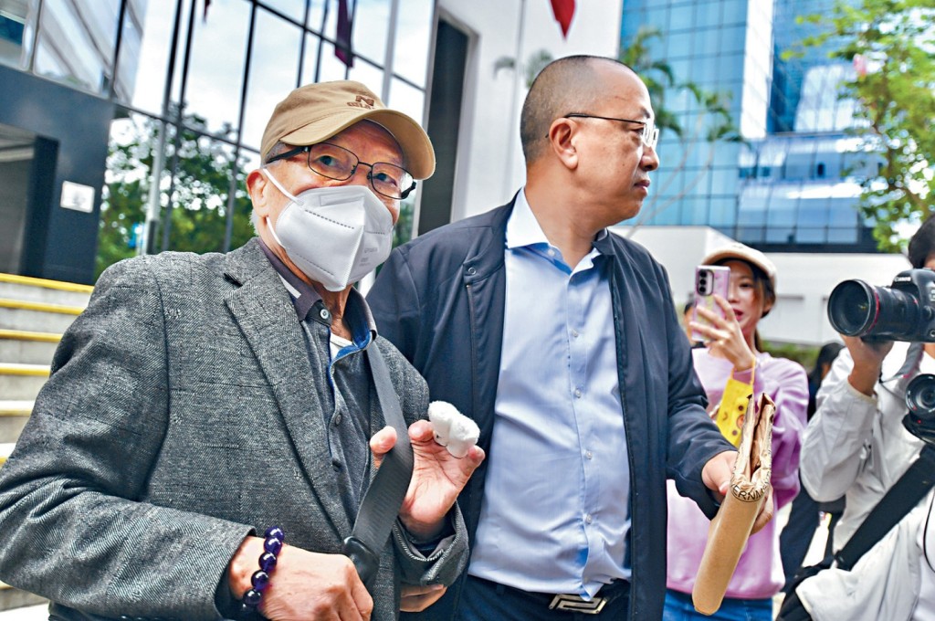 控方表示不打算分拆案件，亦維持原有控罪。陳官押後何太案至明年1月13日，將與何伯一同提訊。