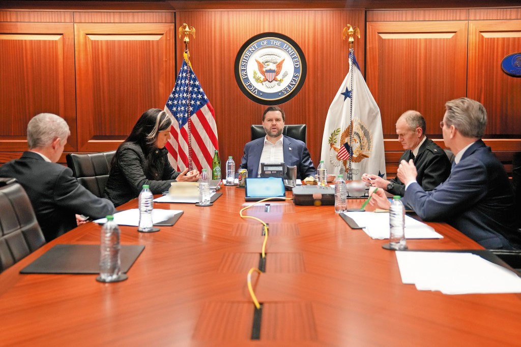 副總統萬斯與內閣官員則坐鎮真正的白宮戰情室，但行為決策卻在「白宮2.0」發出。