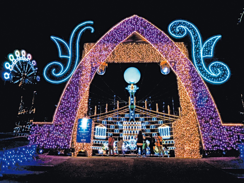 位於山腰的「光與音的殿堂」,氣派不凡。 位於山腰的「光與音的殿堂」,氣派不凡。