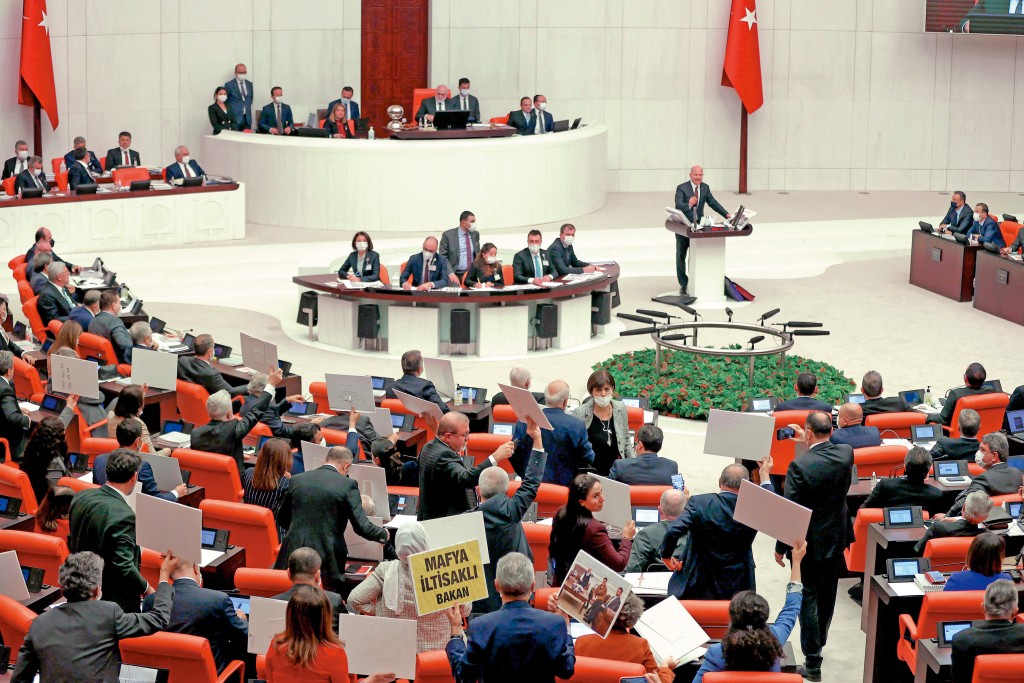 親庫爾德的政黨人民民主黨透過選舉成功進入土耳其國會,象徵棄武裝從政的新開始。 親庫爾德的政黨人民民主黨透過選舉成功進入土耳其國會,象徵棄武裝從政的新開始。