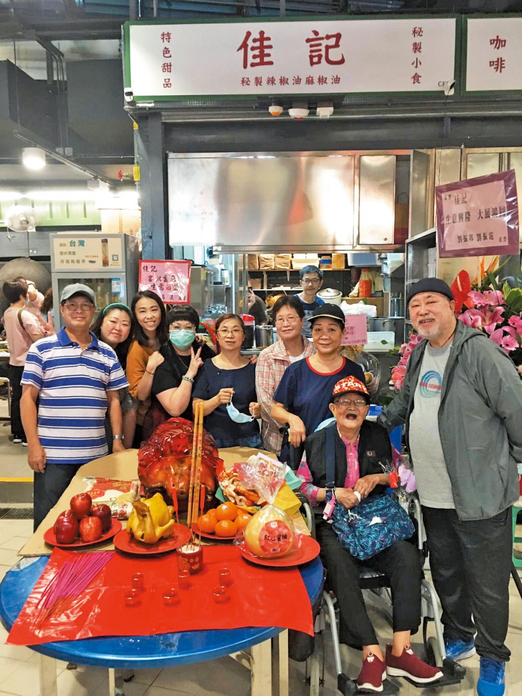 娥姐（右三）希望可繼承亡母（右二）的檔口，延續她樂觀好客的精神。