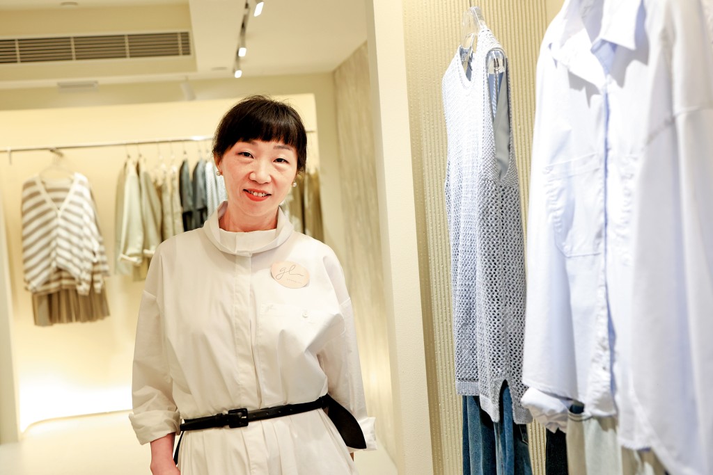 Giordano Ladies品牌總監稱，旗艦店已在中環近二十年，是次以簡約「gl」標誌亮相。