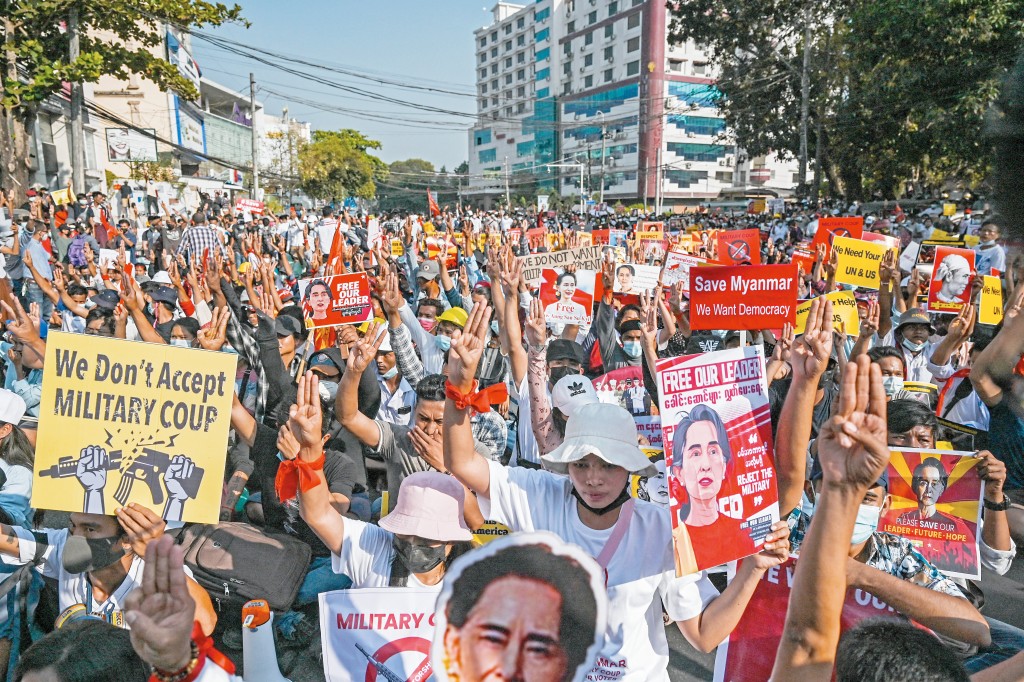全國民主聯盟反對軍政府改變選舉制度，上街示威。