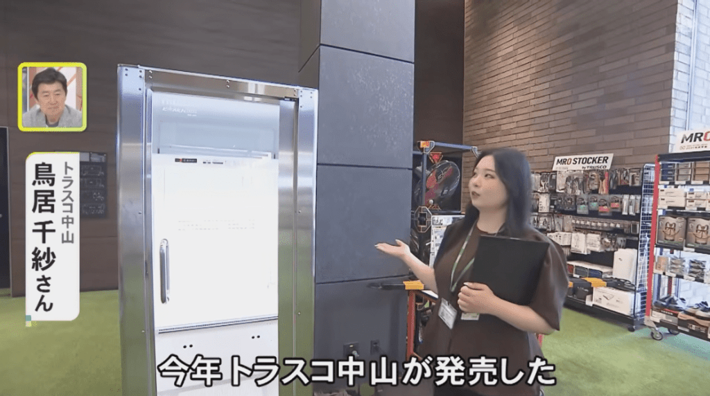 「人體雪櫃」的「ど冷えもんBOX」，外形如一座大型自動售賣機或冷凍櫃。Youtube@日本テレビ  NTV