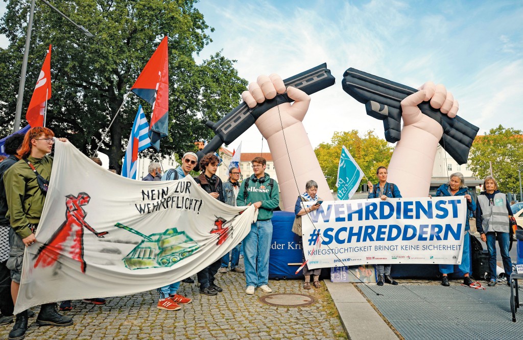 德國年輕一代強烈抗議變相的徵兵法例，感覺被推入火坑，一旦實行就會出逃。