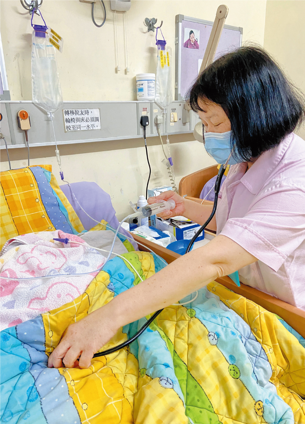 保健員正準備為有需要長者進行鼻胃管餵飼。