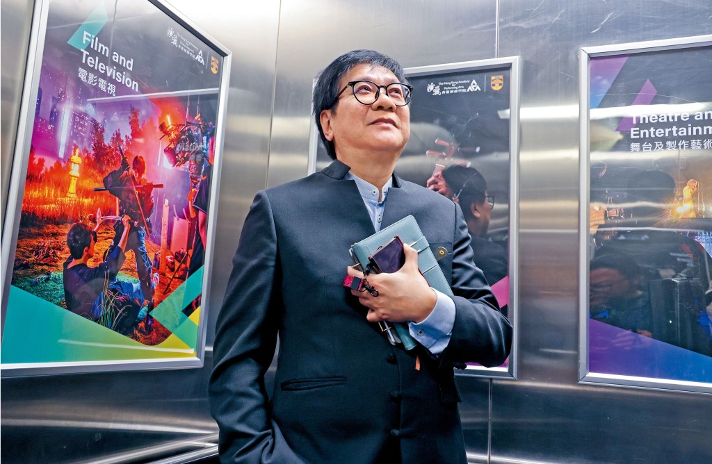 黃汝榮一直銘記父親的教晦,千萬不能欺騙他人,要憑良心做事,而且要善待下屬與基層人士。 黃汝榮一直銘記父親的教晦,千萬不能欺騙他人,要憑良心做事,而且要善待下屬與基層人士。