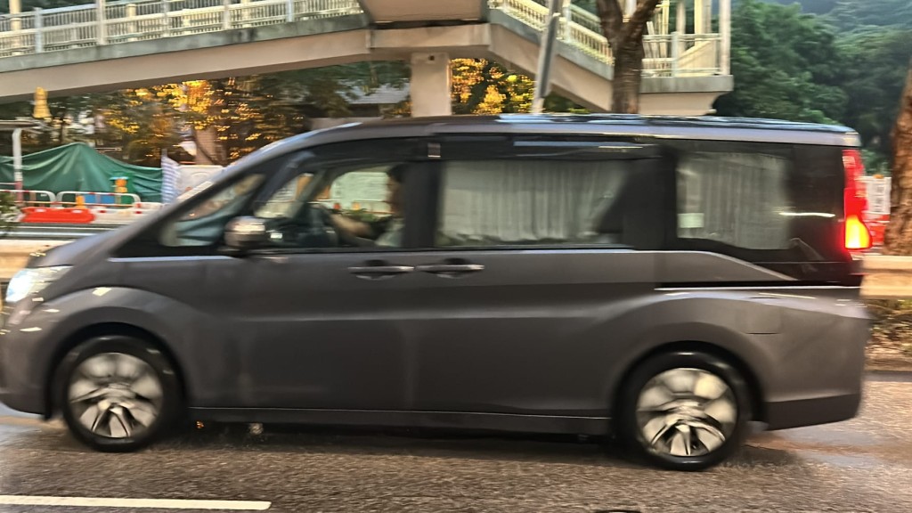 清晨5時46分,多輛私家駛離壁屋監獄,據悉譚凱邦在其中一部車內。 清晨5時46分,多輛私家駛離壁屋監獄,據悉譚凱邦在其中一部車內。