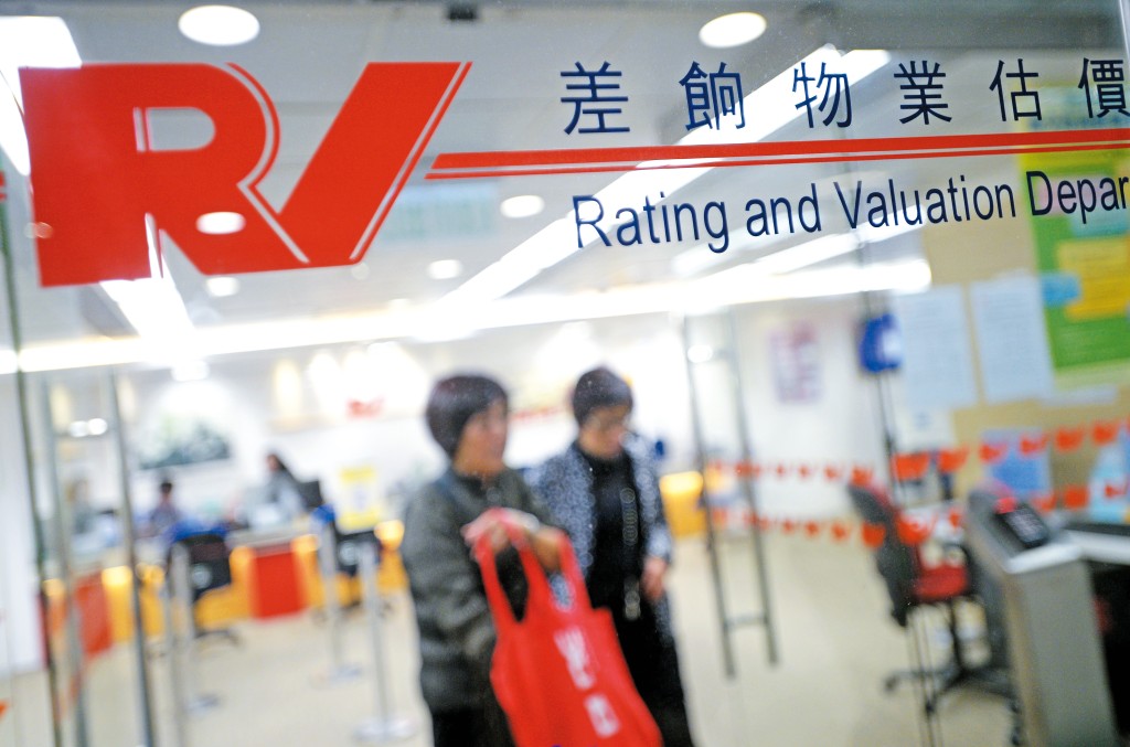 差估署表示法例規定業主須在樓宇當眼處展示正確門牌號數。 差估署表示法例規定業主須在樓宇當眼處展示正確門牌號數。