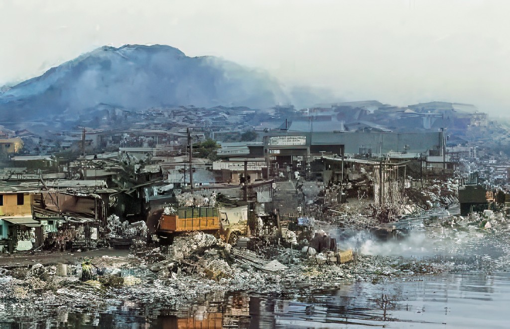 馬尼拉港區的Smokey Mountain，因大量堆積的垃圾在微生物分解中，產生化學反應而長年冒煙。