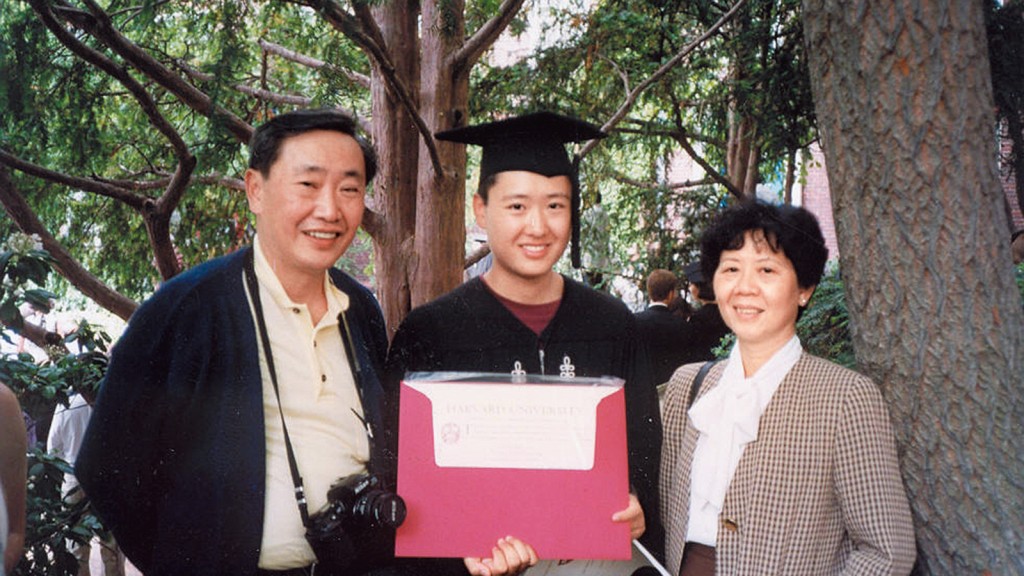 李垂誼於哈佛大學畢業，其父母專程到賀。