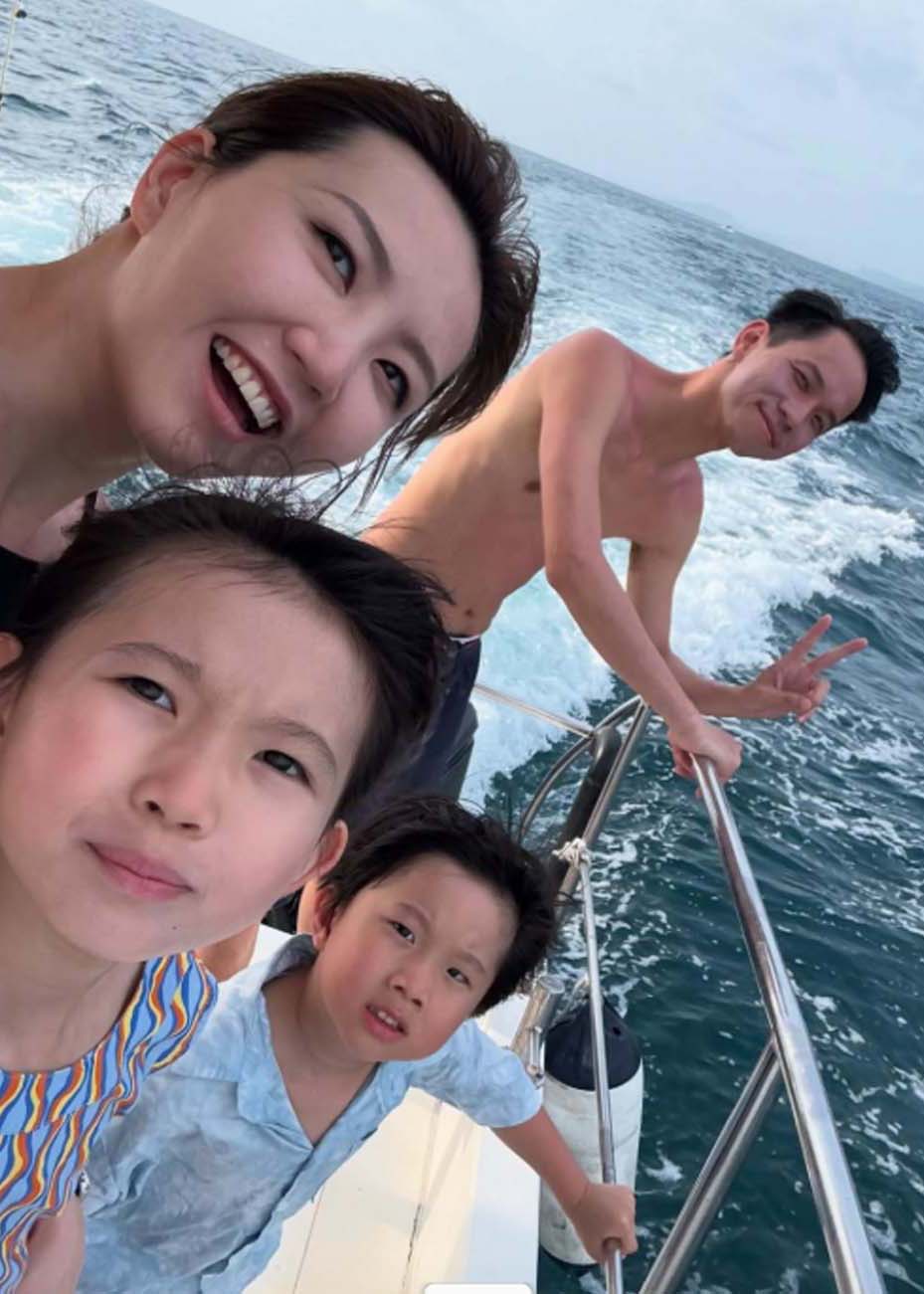 跟Alex結婚後,吳若希生下一女一子,組織四人幸福家庭;然而,她卻不時在網上公審老公。 跟Alex結婚後,吳若希生下一女一子,組織四人幸福家庭;然而,她卻不時在網上公審老公。