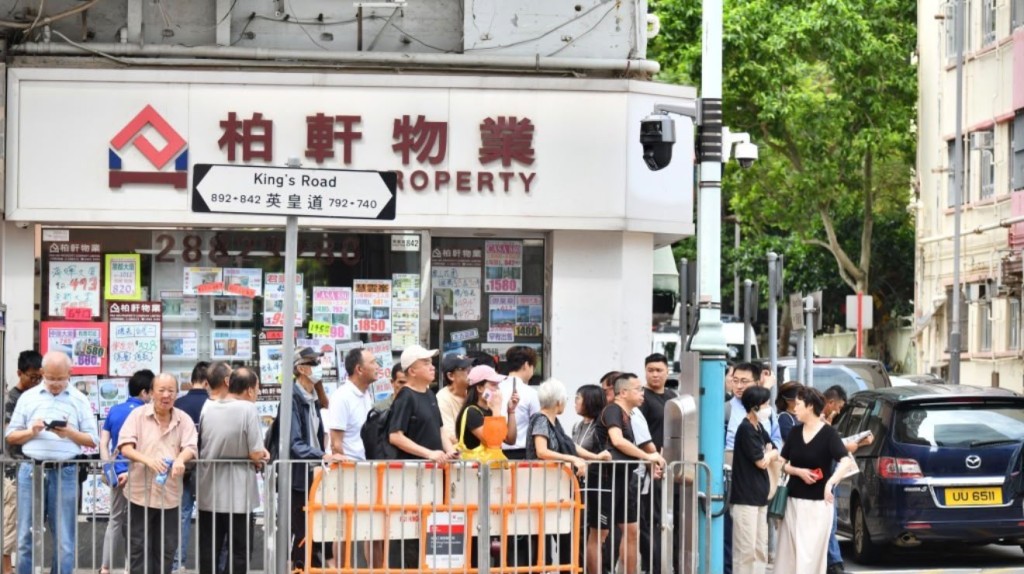 不少市民在香港殯儀館附近送別。  