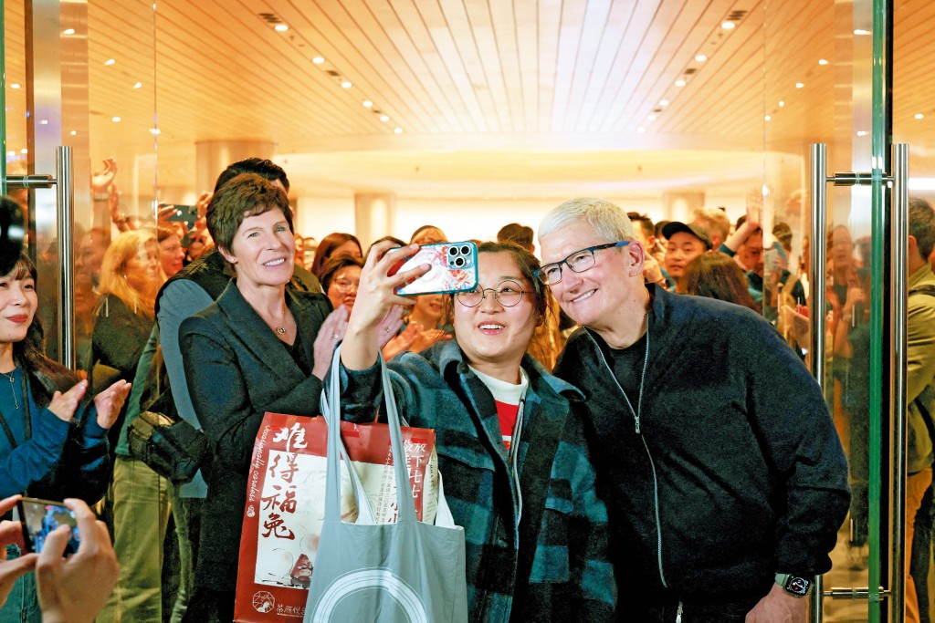 蘋果在中國的銷情冷卻，行政總裁庫克早前更親自到中國力谷銷量。