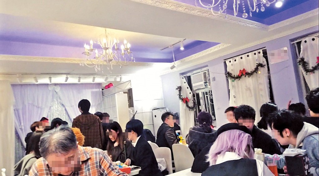 其中一間店擠滿了不同年齡的男顧客。 其中一間店擠滿了不同年齡的男顧客。