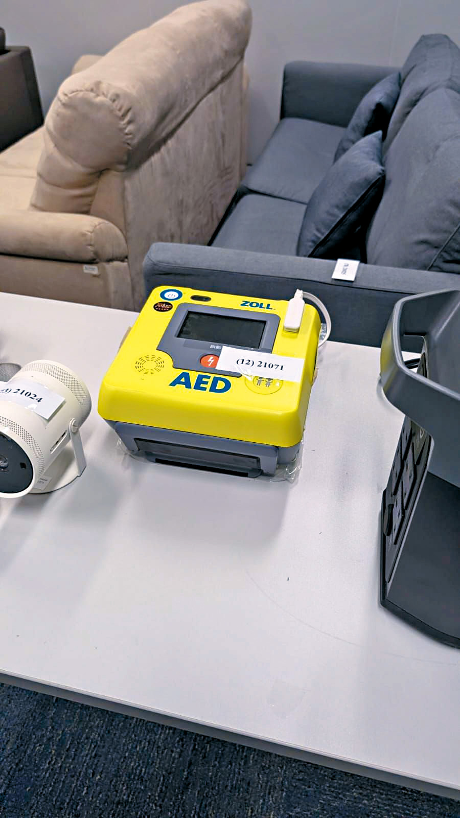 一部「自動體外心臟去顫器」引來現場人士熱議到底誰在辦公室添置救急儀器。