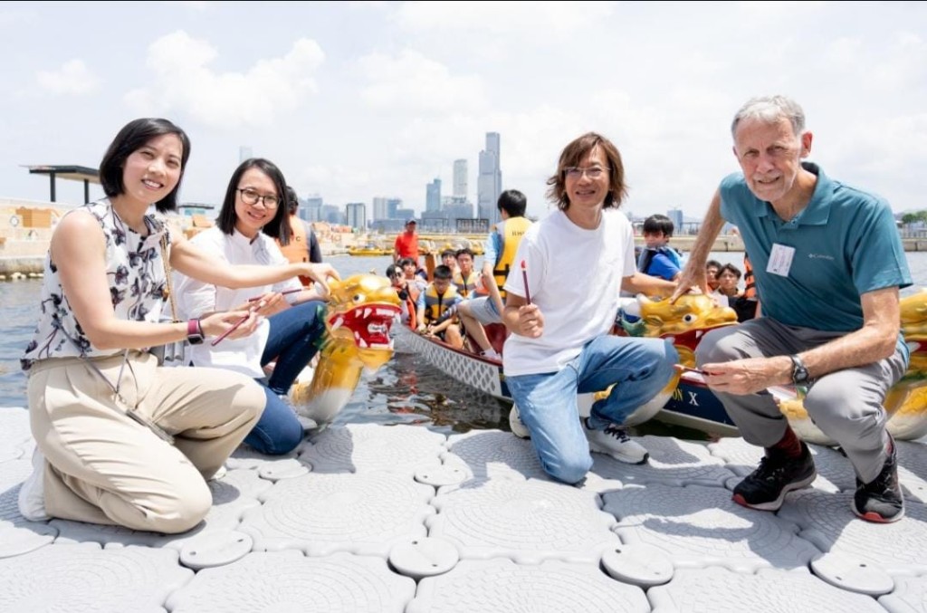 湯文亮女兒湯振玲（左一），劈價放售大潭紅山半島一籃子物業，其中一個2房戶連一個車位累削逾三成至1938萬元沽出。