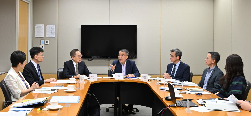 許正宇(中)主持政府採購機制檢討專責小組首次會議,聯同公務員事務局、商務及經濟發展局、發展局和律政司的代表共同審視現有的政府採購機制。政府新聞處圖片 許正宇(中)主持政府採購機制檢討專責小組首次會議,聯同公務員事務局、商務及經濟發展局、發展局和律政司的代表共同審視現有的政府採購機制。政府新聞處圖片