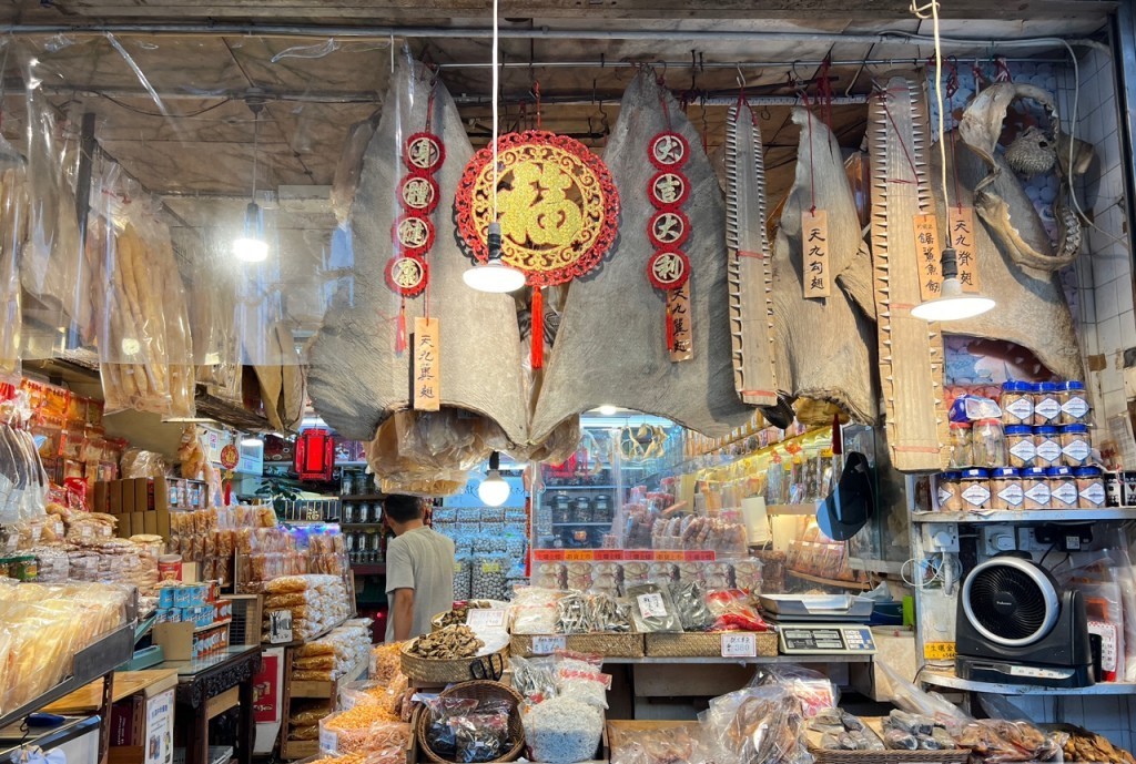 「金城海味」經營近70年,店面掛住至少超過半米的魚翅 「金城海味」經營近70年,店面掛住至少超過半米的魚翅