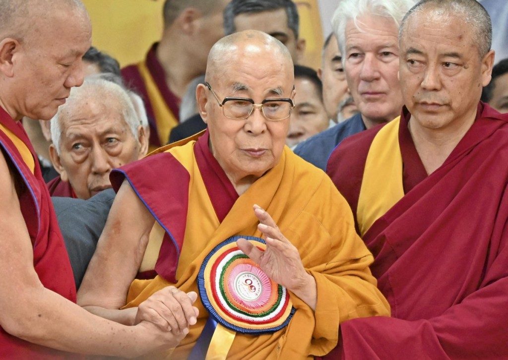 美國已故富豪淫媒愛潑斯坦檔案內容繼續公開，傳達賴喇嘛曾出現淫媒派對聚會，其名字在文件中出現了169次 。