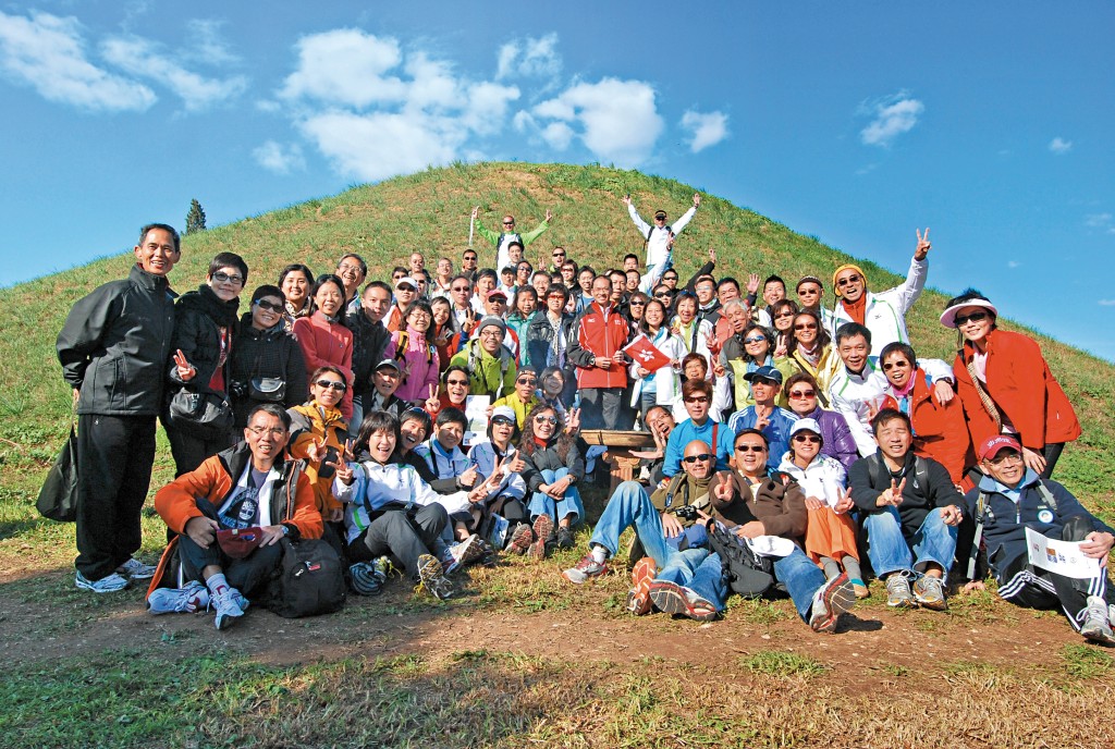 一〇年的希臘雅典馬拉松,正是該馬拉松發源地的二千五百周年,添Sir親身帶同九十多人團隊參與。 一〇年的希臘雅典馬拉松,正是該馬拉松發源地的二千五百周年,添Sir親身帶同九十多人團隊參與。